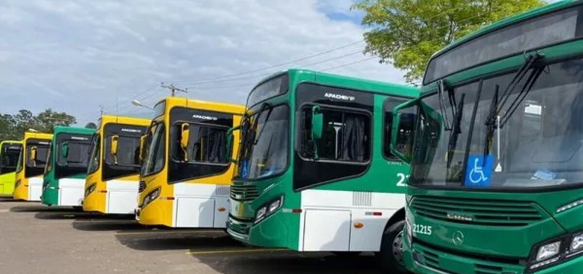Ônibus de Salvador nas cores amarela e verde 