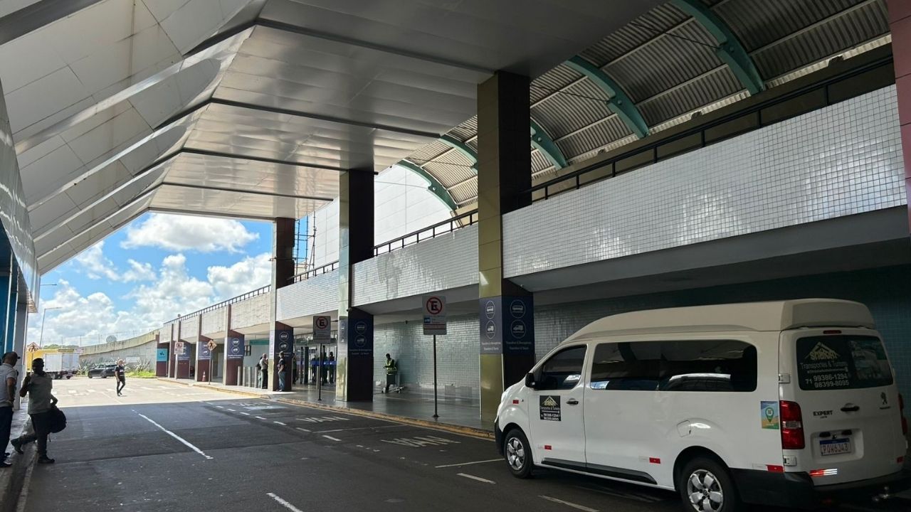 Taxistas impedem retirada de placa de sinalização no Aeroporto de Salvador 