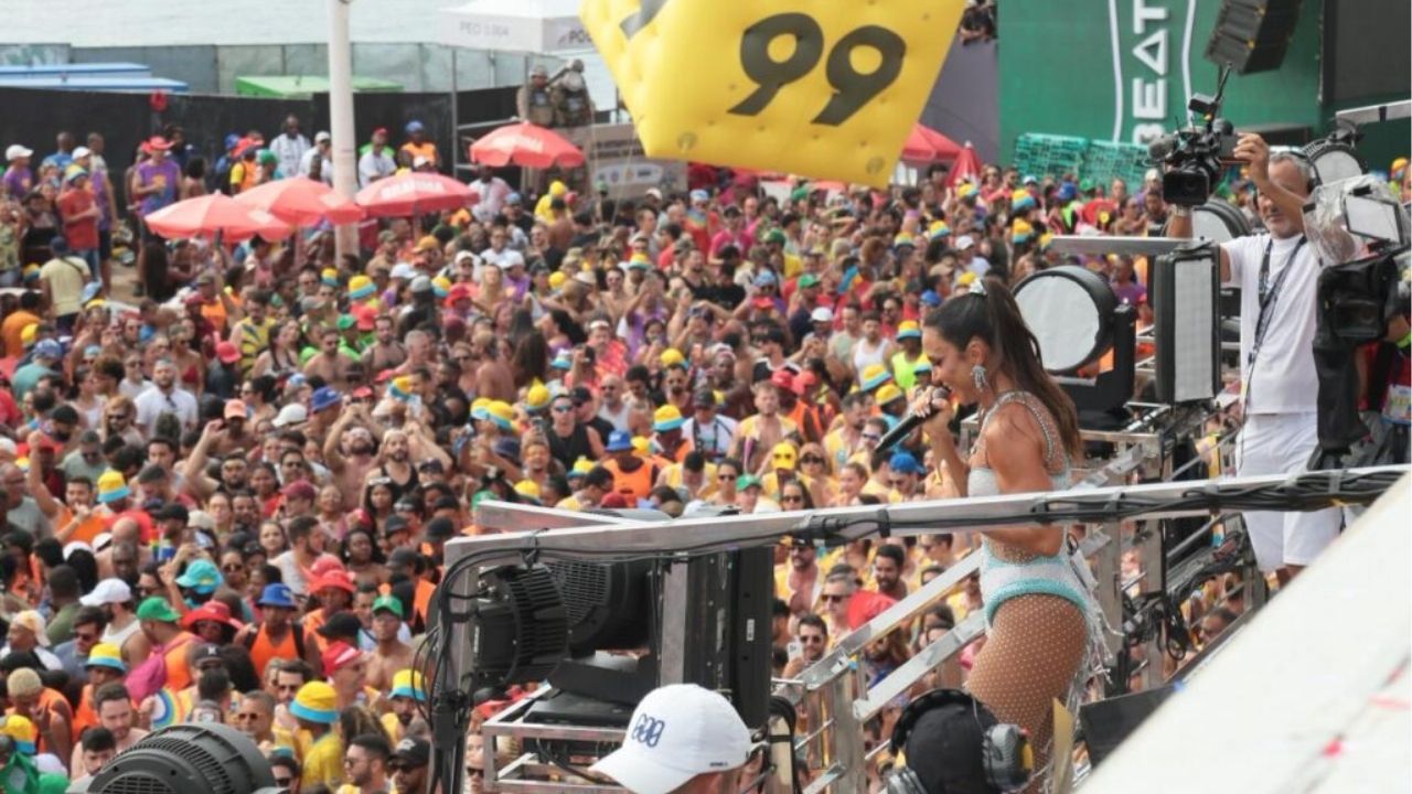 Em clima de romance, Shawn Mendes e Bruna Marquezine curtem bloco de lvete