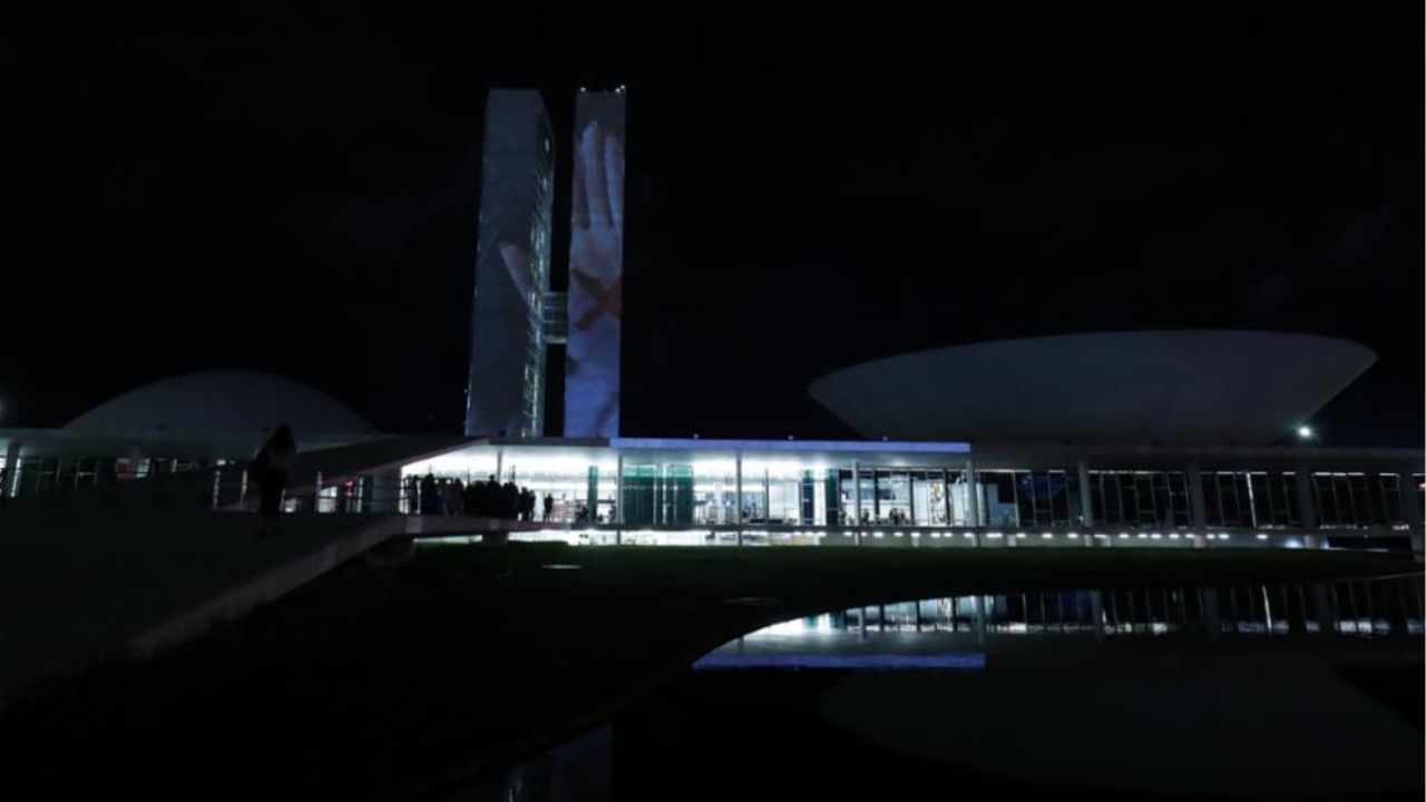 Deputados aprovam reajuste salarial e novas licenças para Senado e Congresso