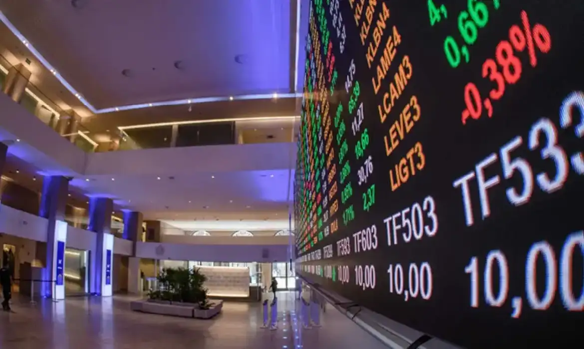 Foto Ibovespa bate recorde de 209 mil pontos e dólar despenca após 1º turno