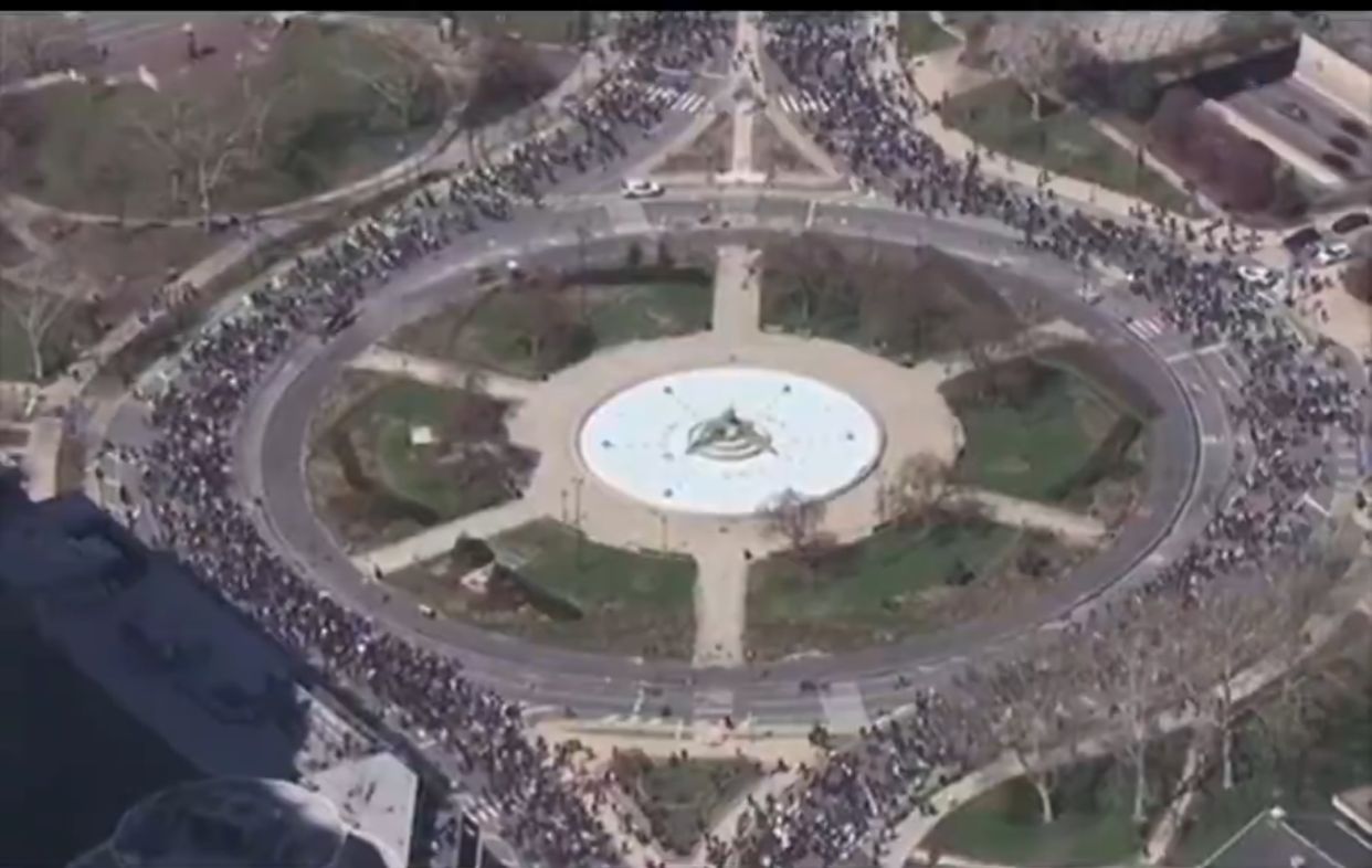 Atos “No Kings” levam multidões às ruas contra Trump nos EUA