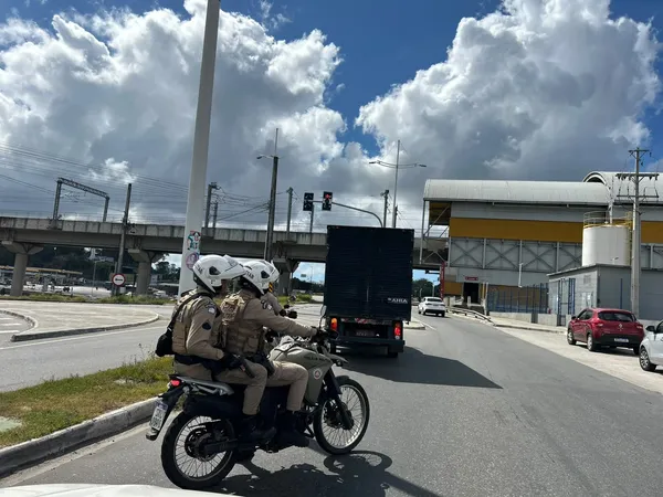 Foto Urnas eletrônicas são escoltadas pela PM aos locais de votação na Bahia