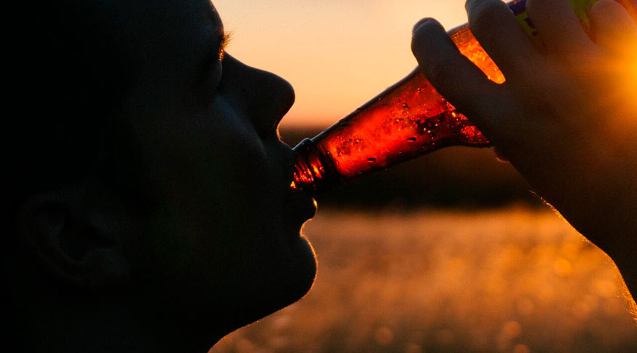 Pessoa bebendo alcool