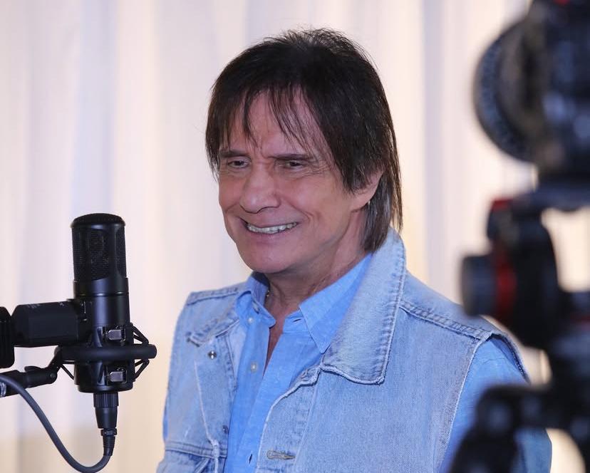 Foto Após acidente, estado de saúde de Roberto Carlos é atualizado