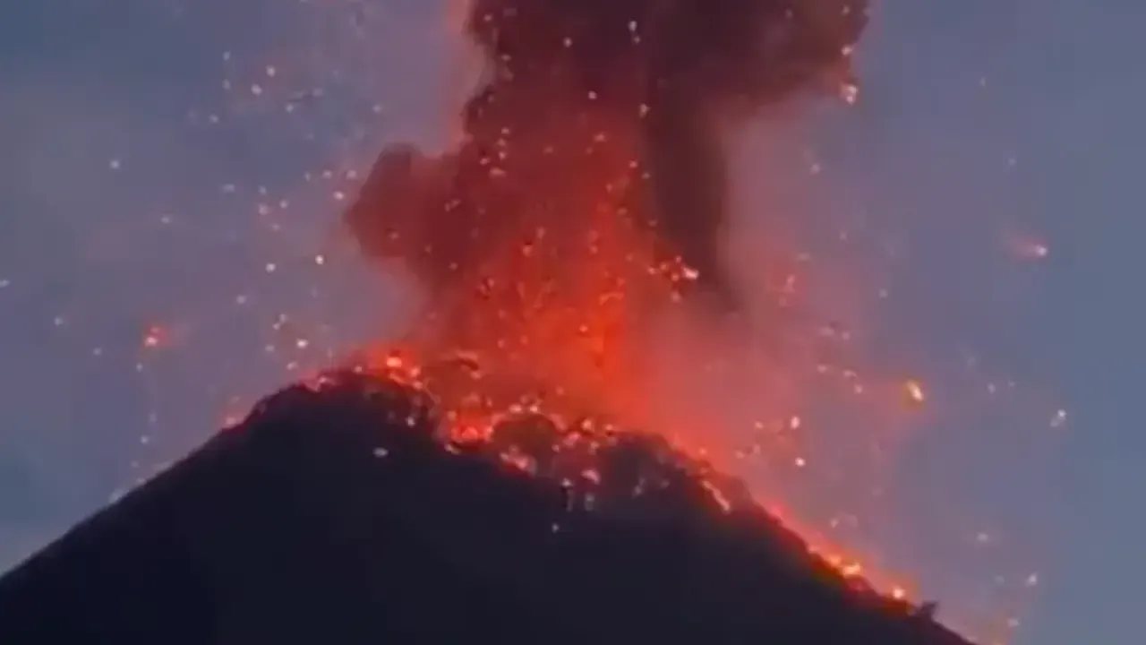Vulcão entra em erupção na Itália e assusta turistas