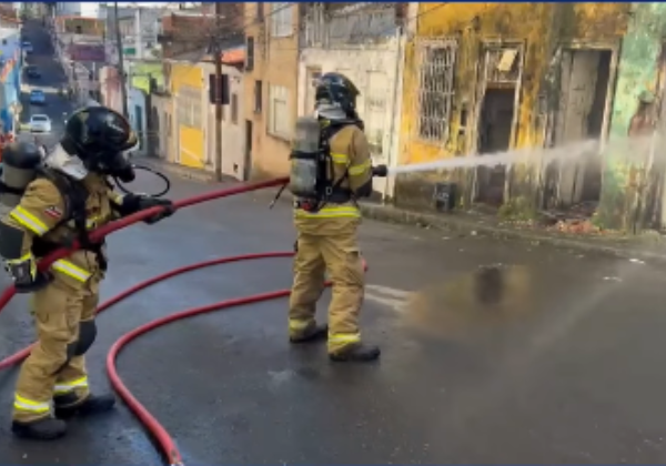 Morador deixa casa às pressas após incêndio atingir casarão nos Barris