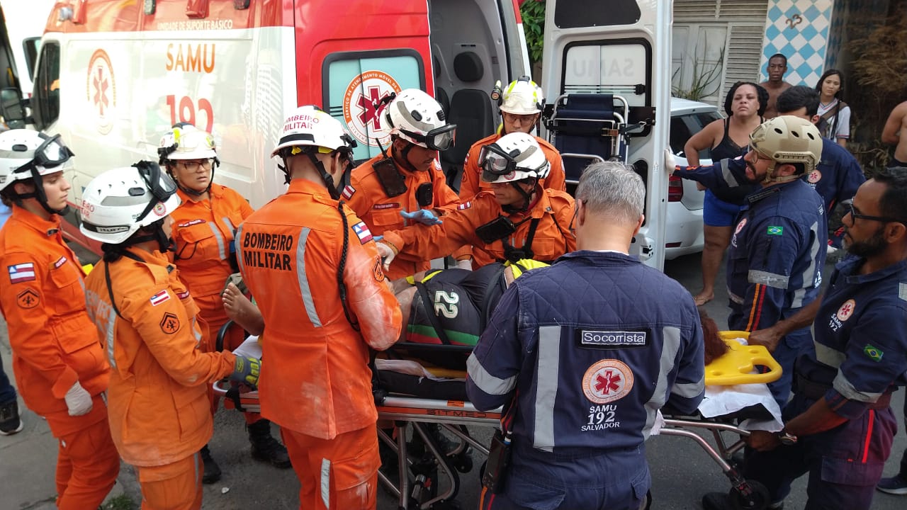 Foto Urgente! Operário fica parcialmente soterrado em obra no Carmo 