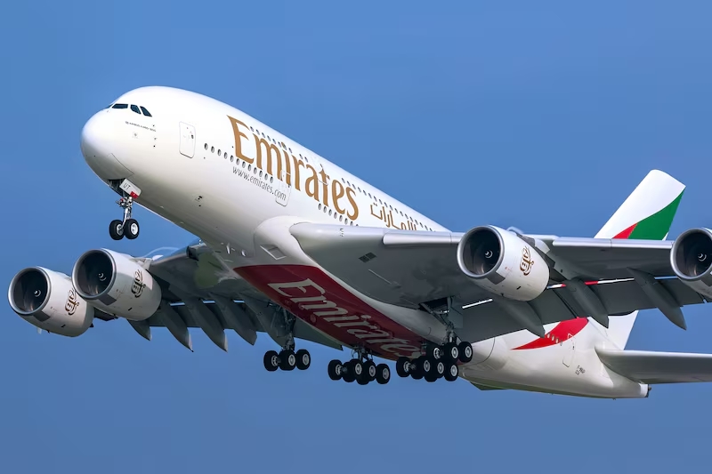 Airbus A380 sobrevoando 