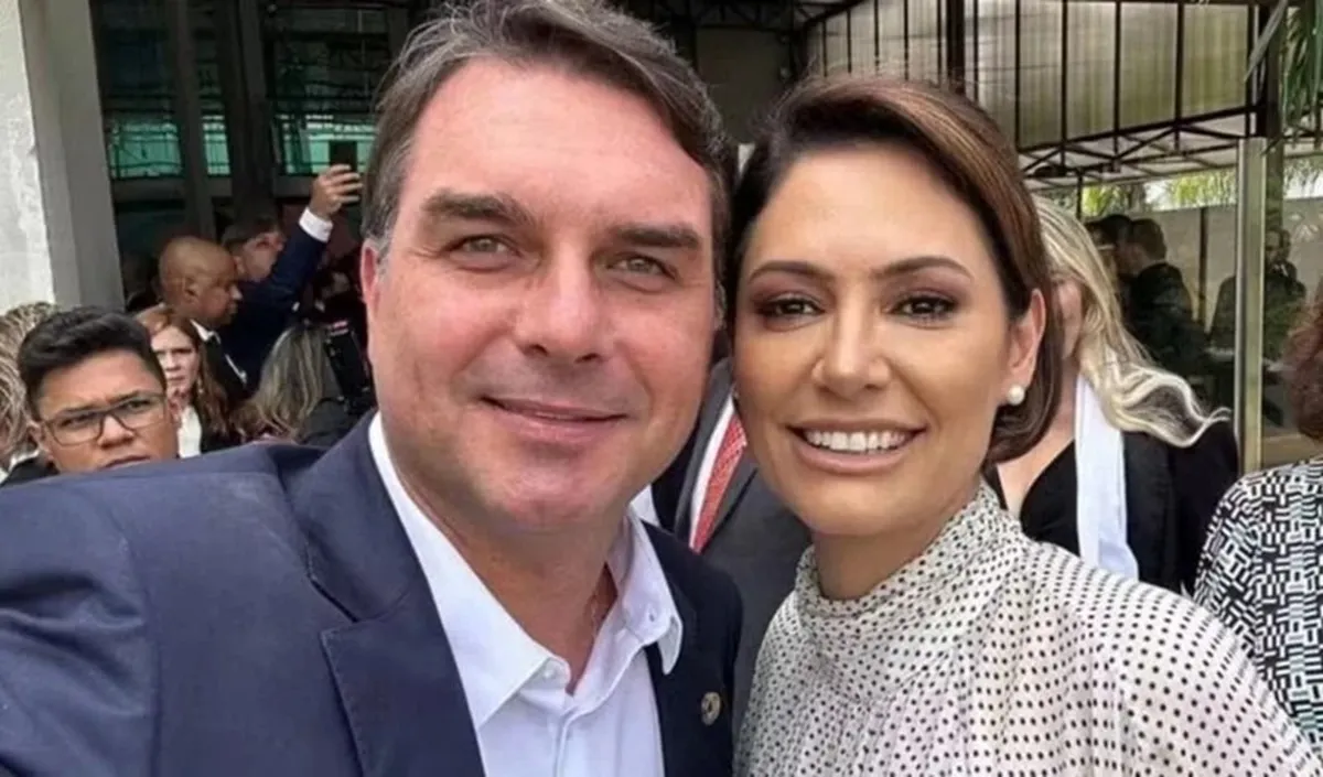 Foto Flávio Bolsonaro e Michelle têm reencontro descrito como “leve”