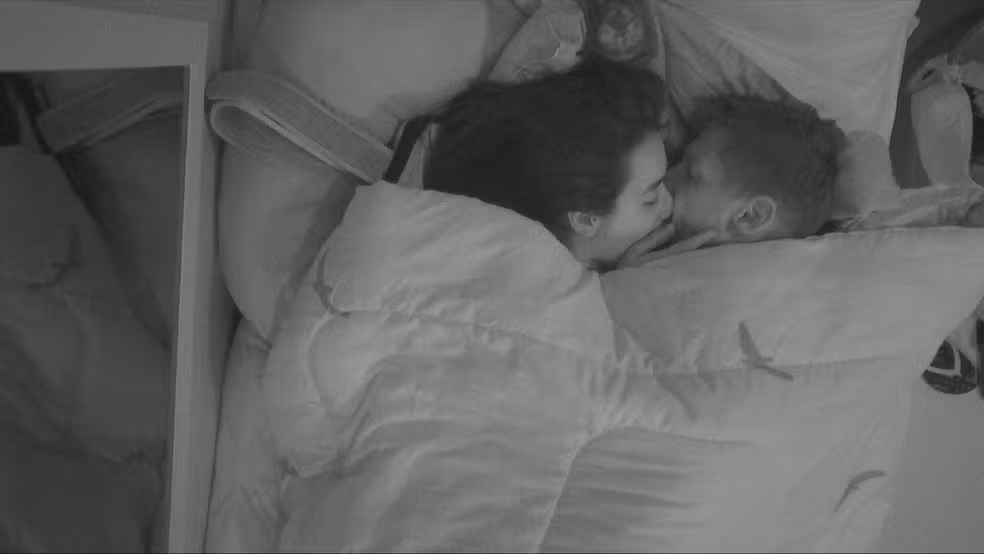 Vídeo: Clima esquenta no BBB 26 com beijos debaixo do edredom