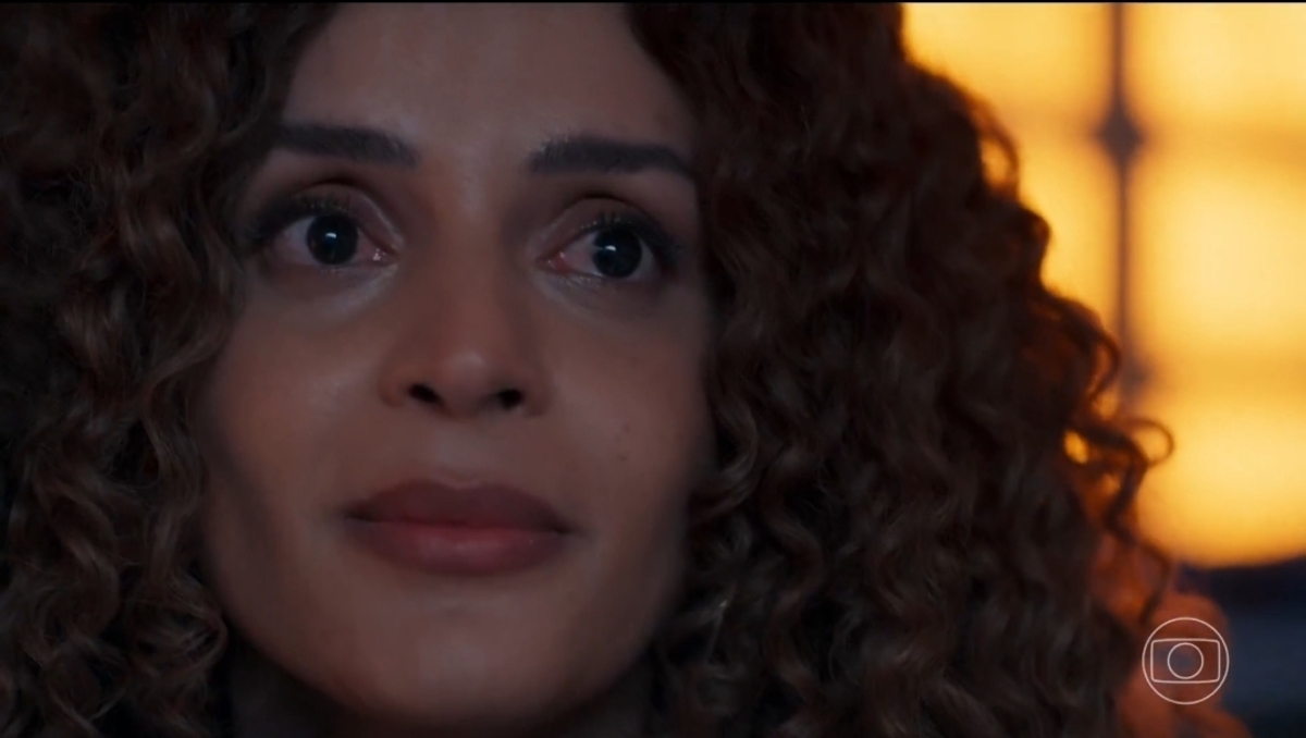 personagem viviane, mulher com cabelos cacheados louros e usando vestido vermelho