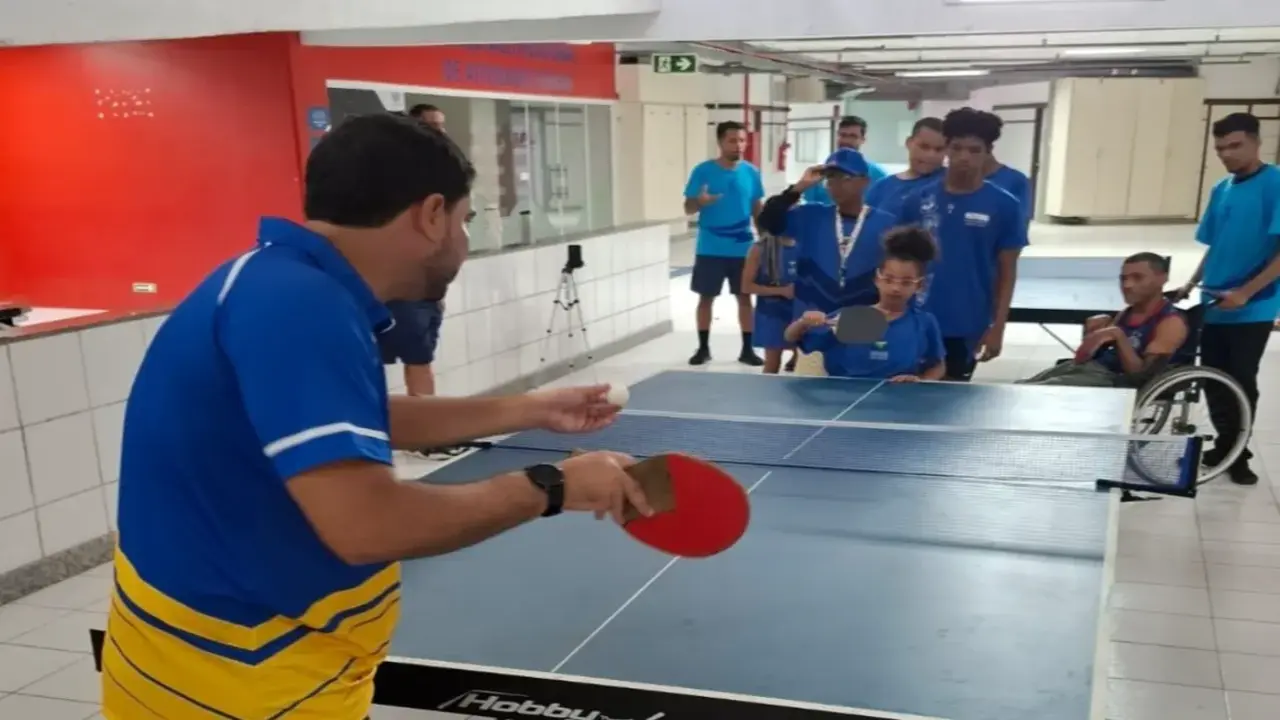 Imagem da aula de tênis de mesa para jovens com deficiência 