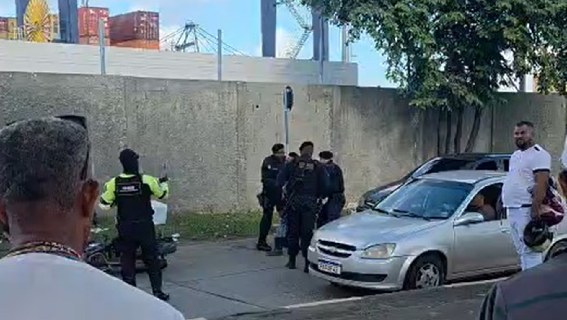 Vídeo: Motociclista é detido após suposta agressão por furar blitz em Salvador