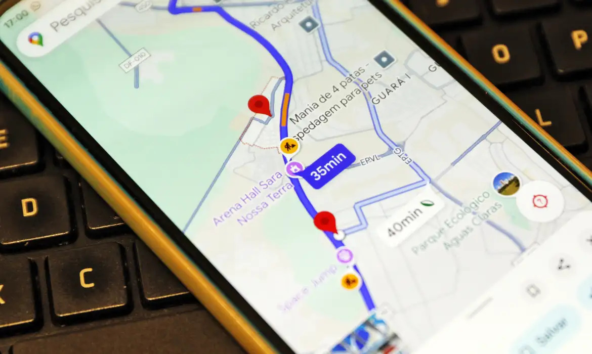 Celular com GPS aberto
