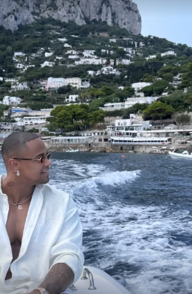 A “vaga do óleo”: Léo Santana é surpreendido com currículos em academia