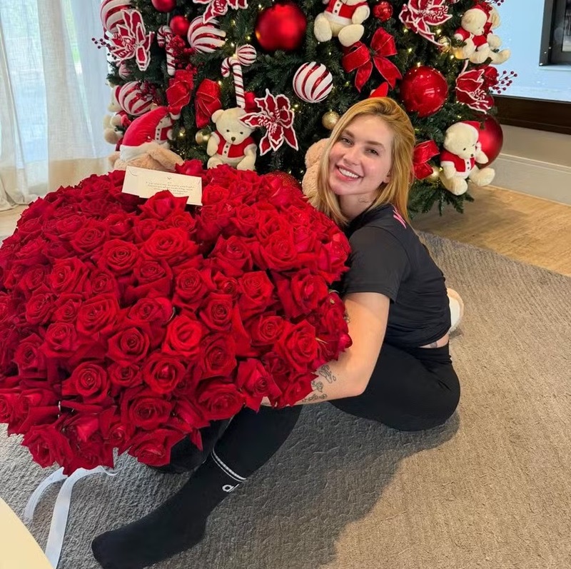 Foto Vini Jr. surpreende Virginia com flores e declaração no 1º mês de namoro