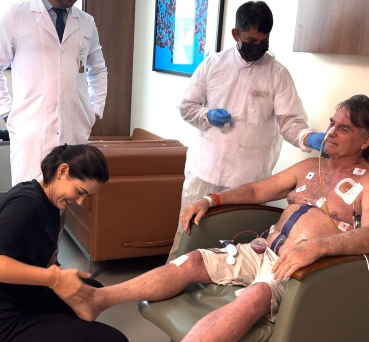 Bolsonaro tem fadiga e soluço pontual, aponta boletim médico 