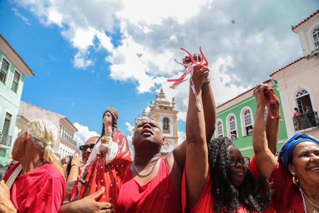 devoto segurando imagem de Santa Bárbara