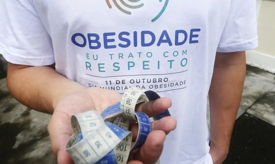 Homem vestindo camisa escrita: "Obesidade: eu trato com respeito"