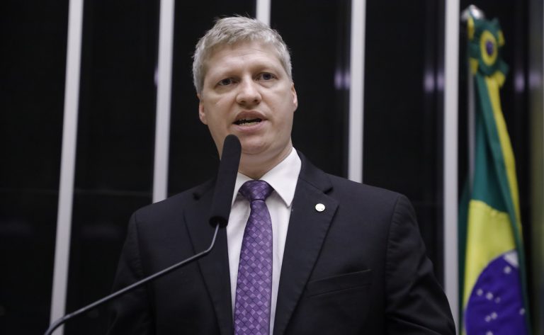 Deputado e militar protagonizam discussão durante sessão; caso repercute no meio político