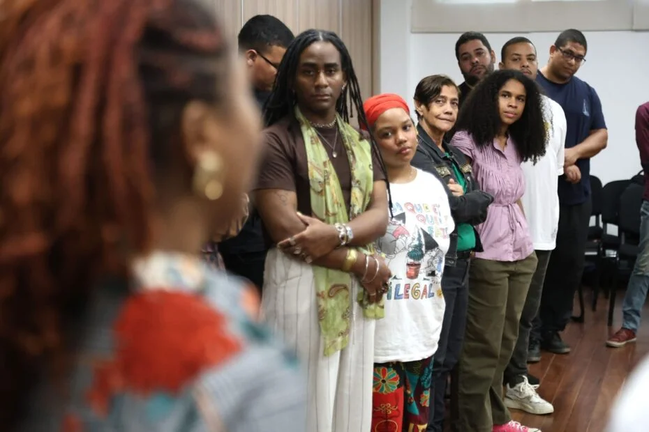 Jovens reunidos na sala de aula