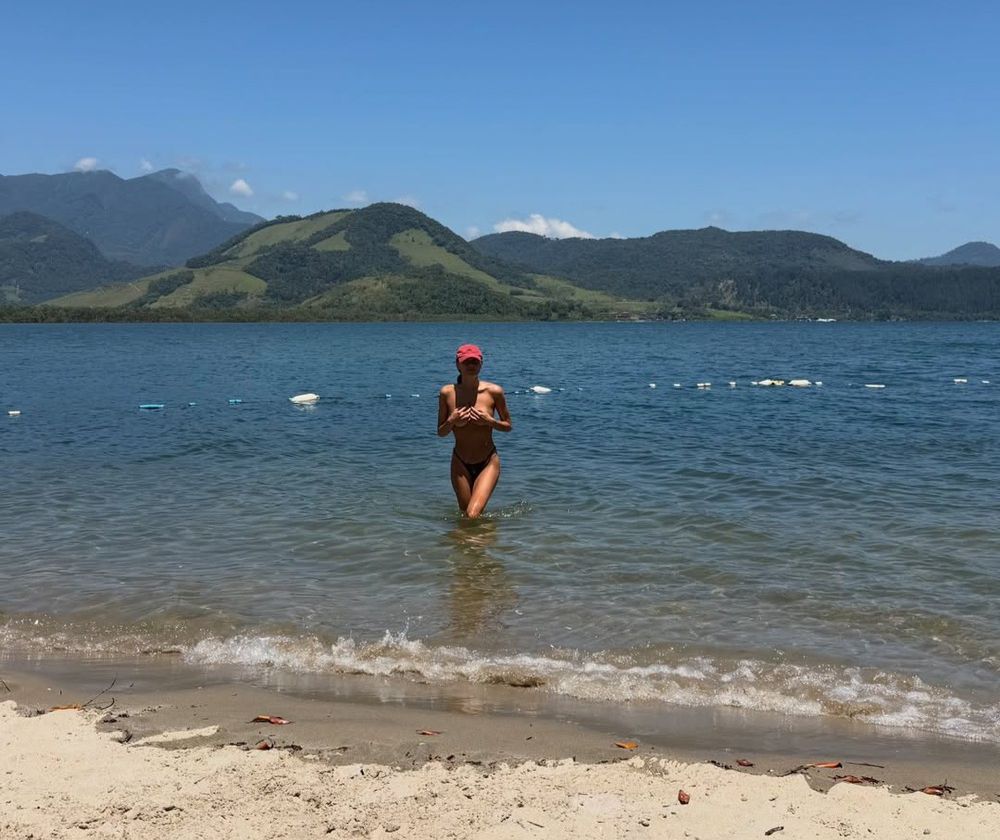 Foto Sasha Meneghel viraliza ao publicar foto de topless no Natal