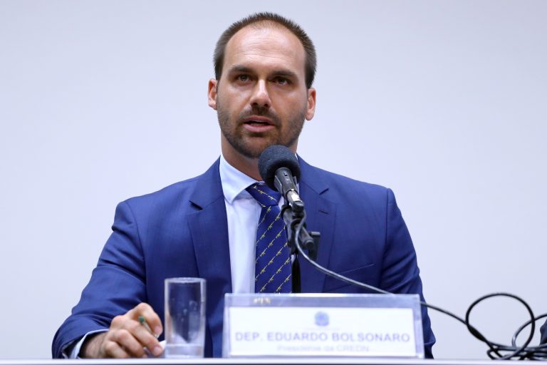 eduardo bolsonaro em sessão na câmara dos deputados