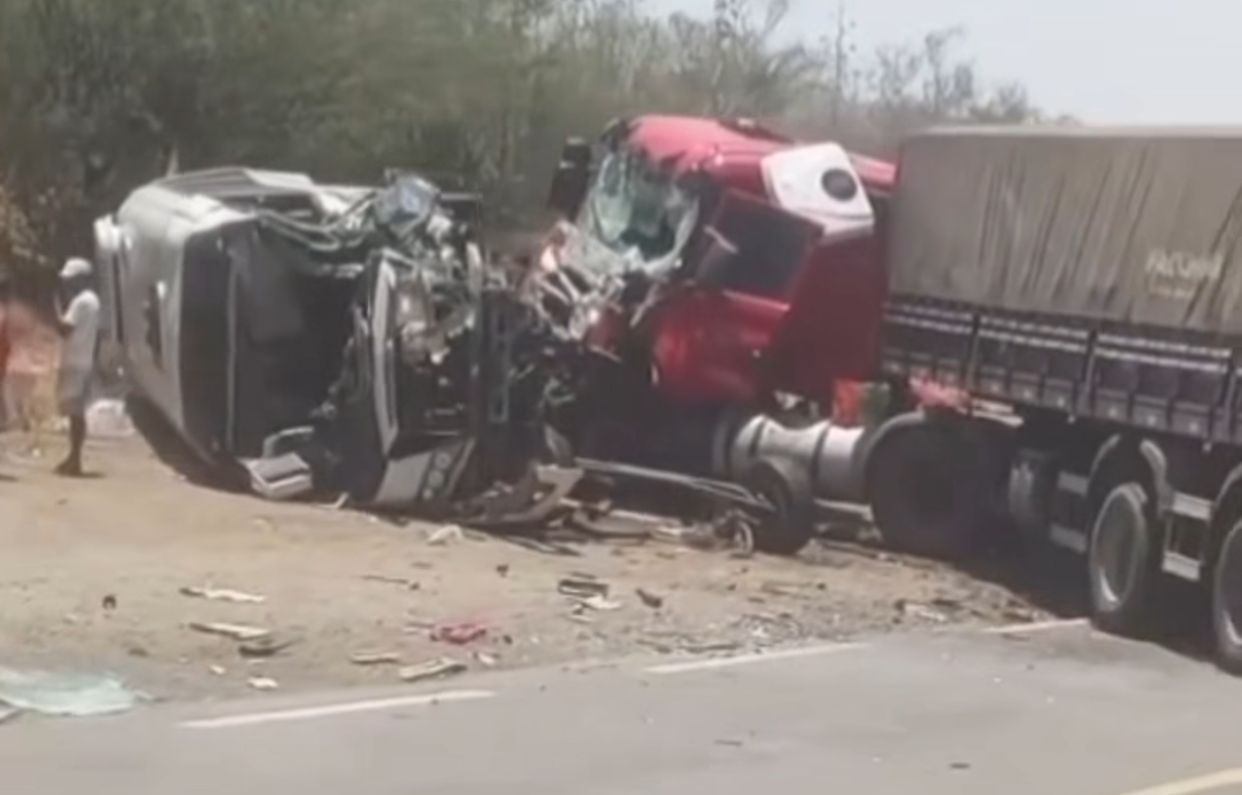 Foto Acidente entre micro-ônibus e carreta deixa dois feridos na BR-116