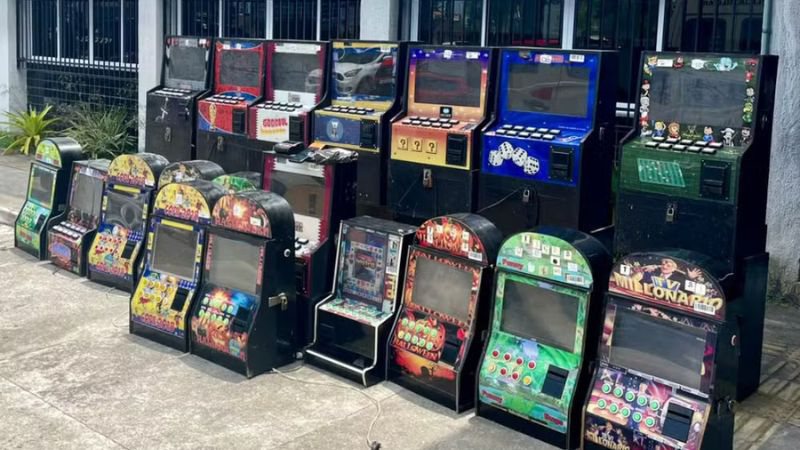 Foto Cassino clandestino é fechado com caça-níqueis e drogas em Feira de Santana