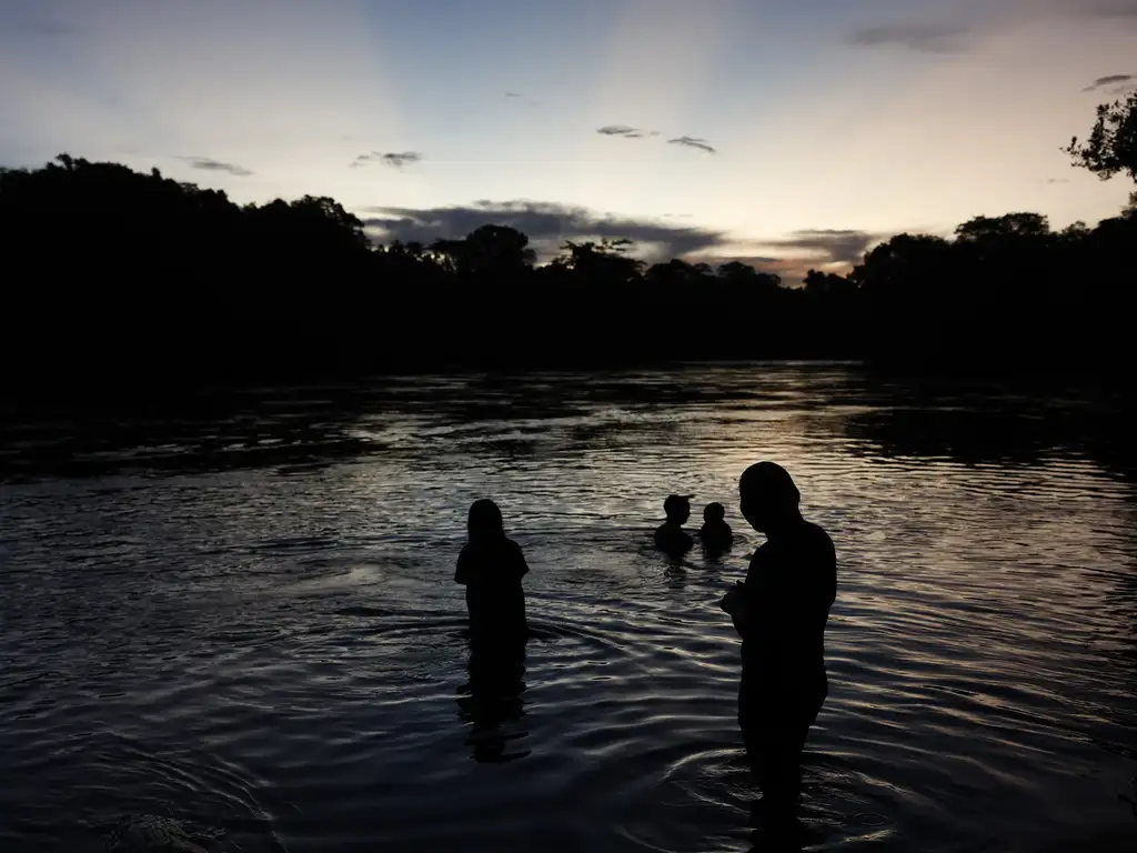 Uma família indígena toma banho no Rio Juruena, próximo à aldeia Beira Rio, na Terra Indígena Erikpatsa.