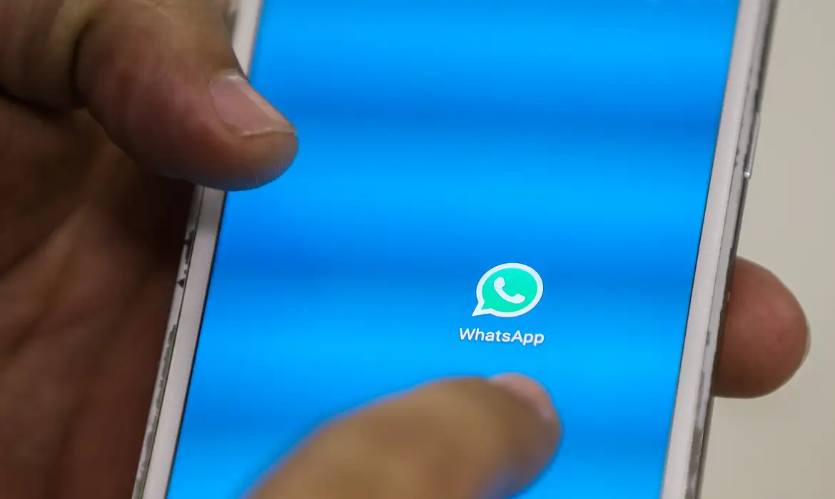 Celular com o aplicativo do WhatsApp aberto