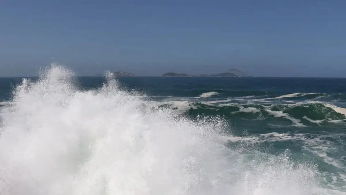 Período chuvoso gera alerta de ondas de 2,5 metros em Salvador