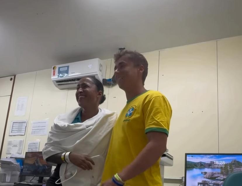 Nikolas Ferreira vai em hospital visitar manifestantes atingidos por raio 