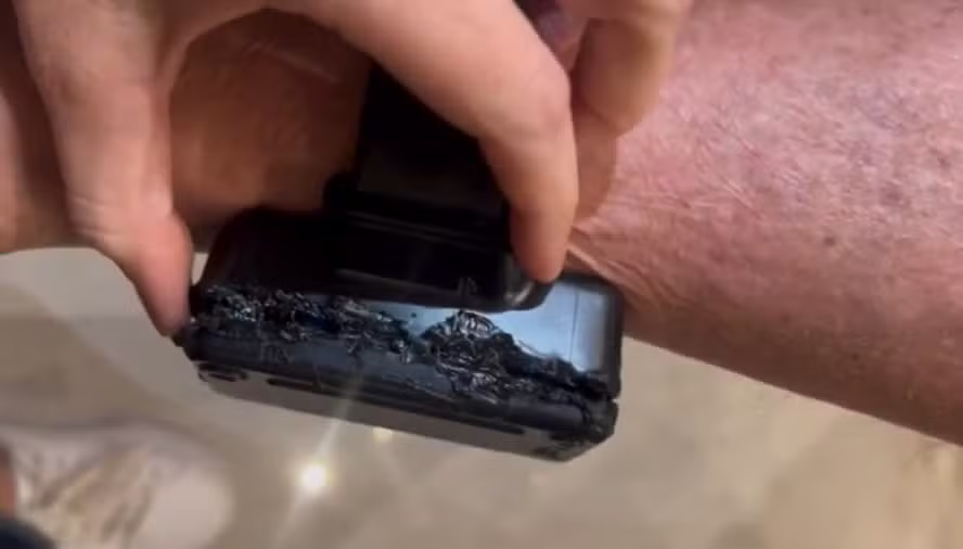 Foto Bolsonaro admite que tentou abrir tornozeleira com ferro de solda