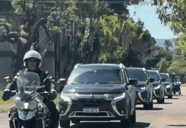 Comboio da Polícia acompanha Bolsonaro em saída da PF para cirurgia