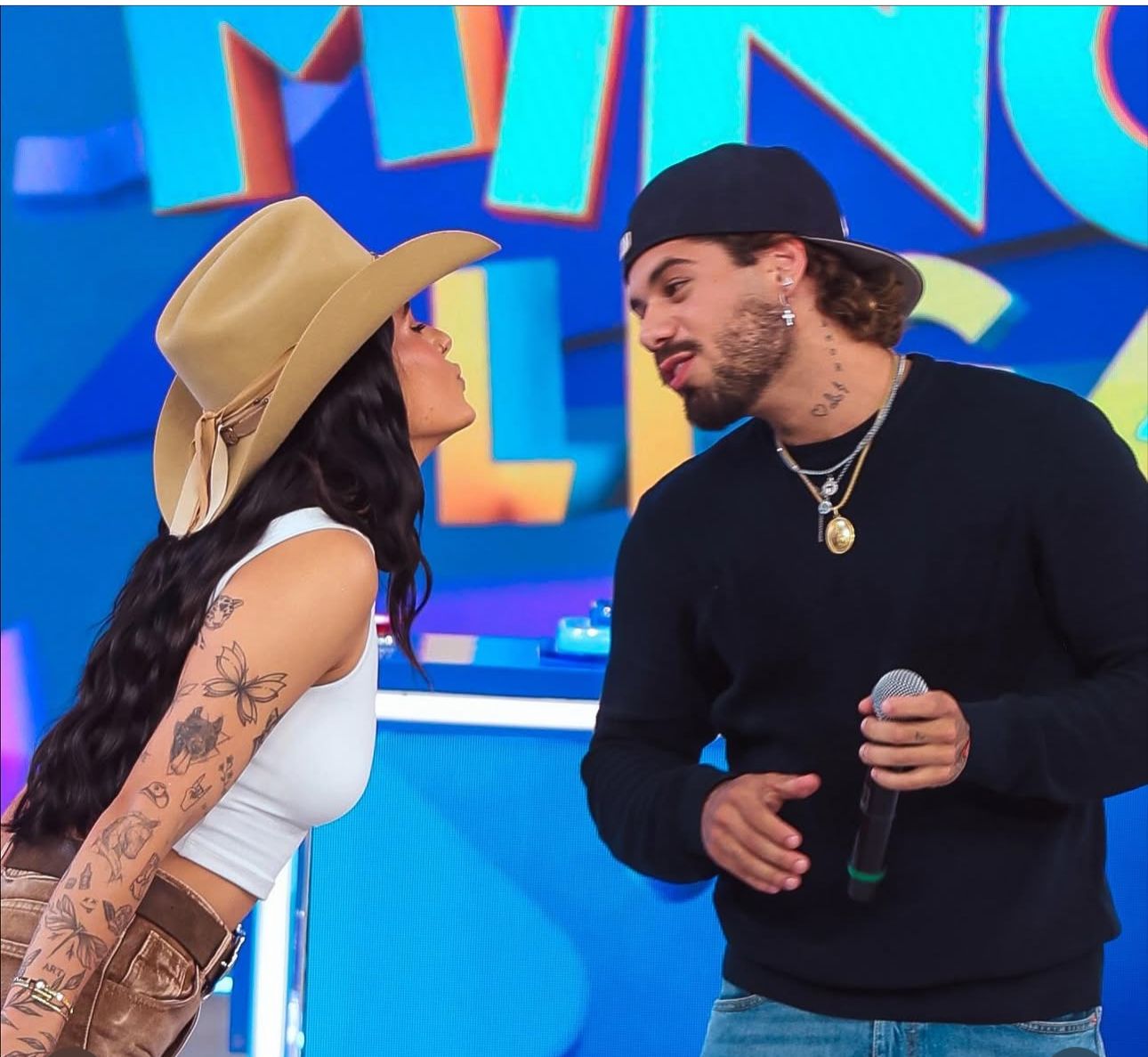 Ana Castela e Zé Felipe trocam primeiro beijo em público durante gravação do Domingo Legal