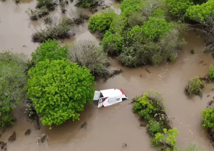 Foto Ambulância é arrastada pela correnteza durante temporal na Bahia