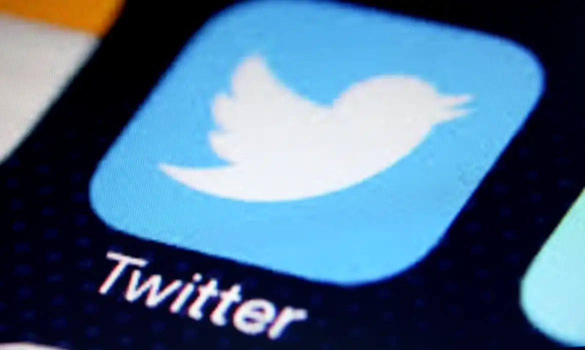 celular com aplicativo do twitter aberto