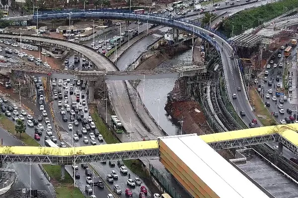 Foto Trânsito volta ao normal na Avenida ACM após retirada de guindaste