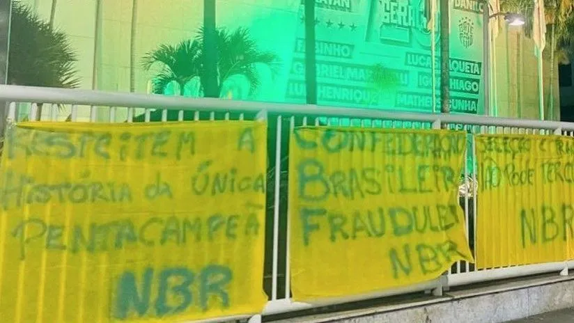 Torcedores protestam na sede da CBF após eliminação do Brasil na Copa