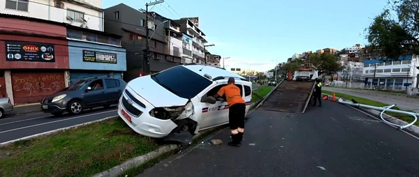 Foto  Táxi colide com poste e interdita retorno na Vasco da Gama