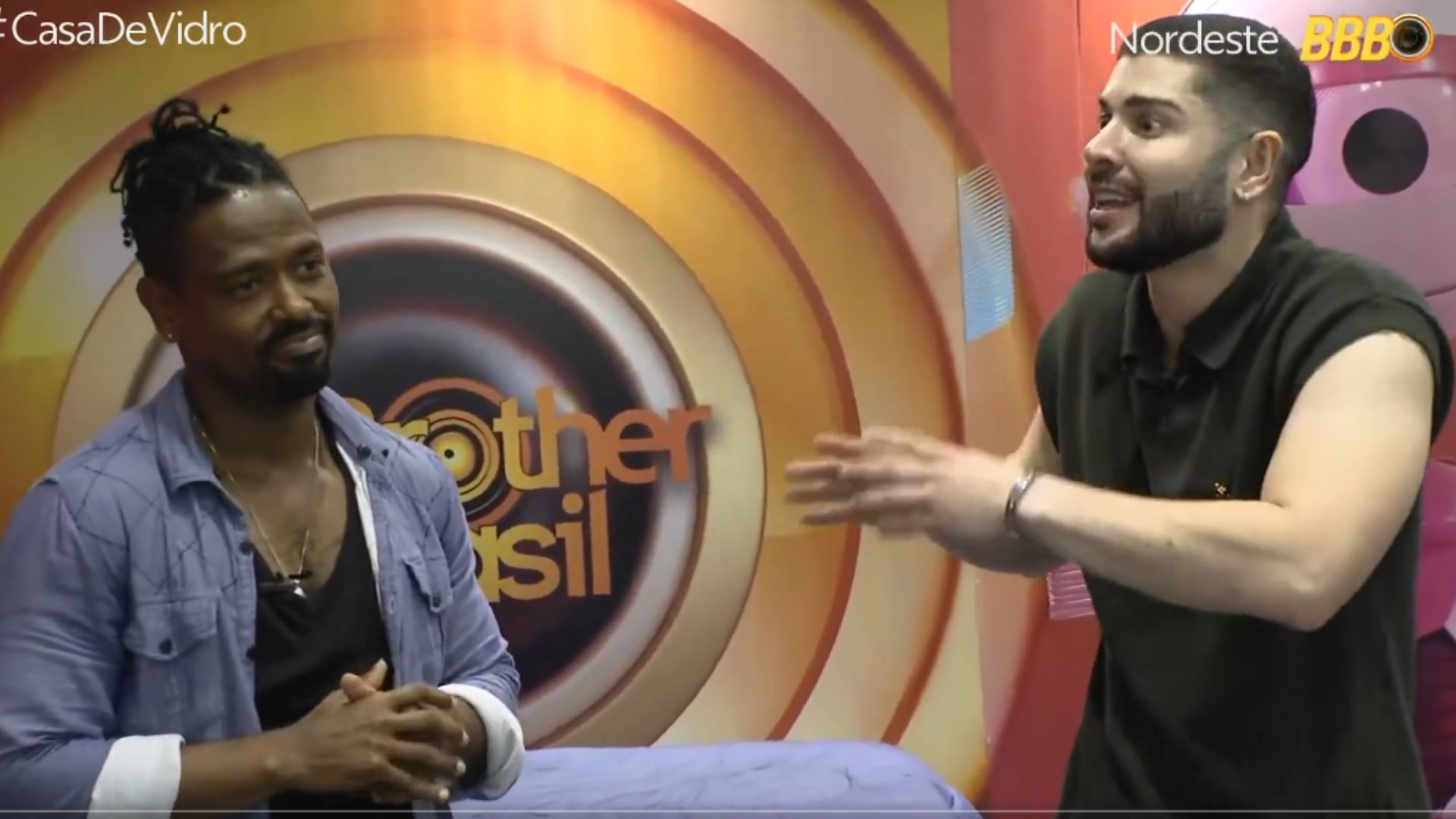 Foto BBB26: baiano bate-boca com rival na casa de vidro em meio a disputa pela vaga