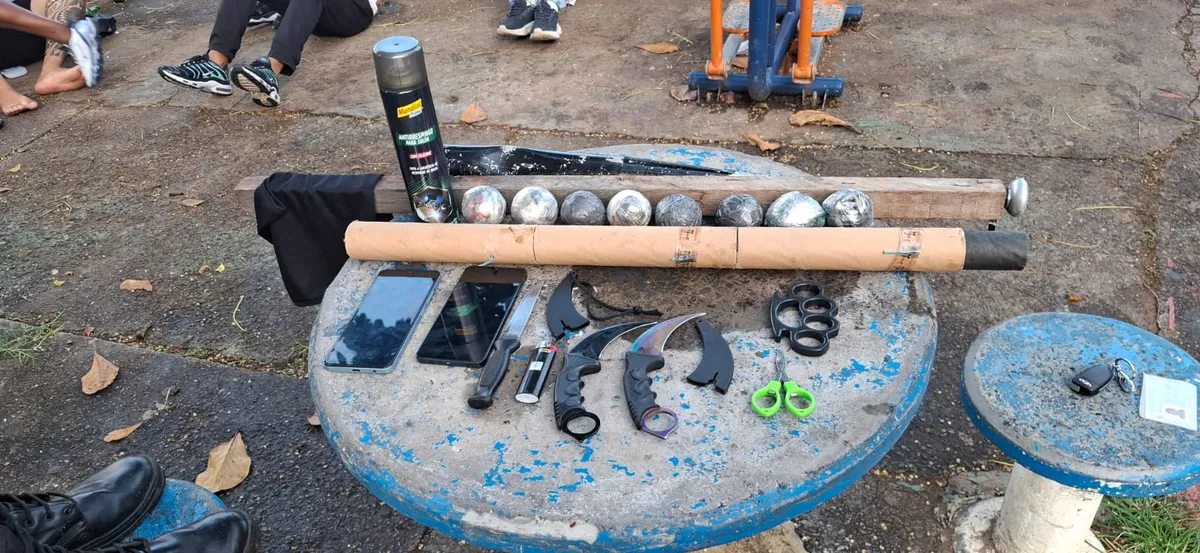  Mais de 70 torcedores são detidos com armas antes de jogo