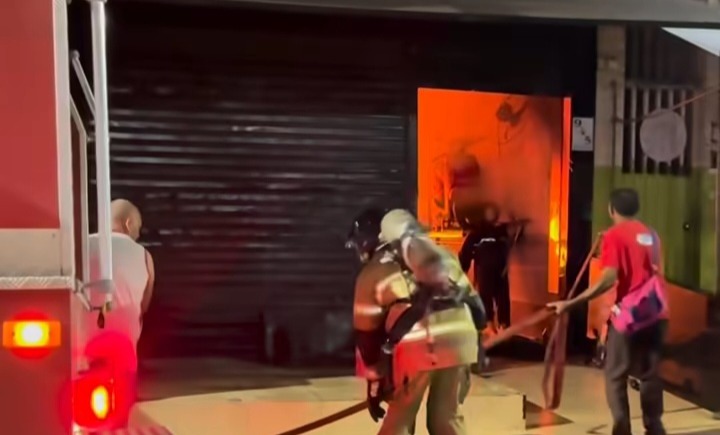 Foto Incêndio de grandes proporções destrói loja e interdita prédio no sul da Bahia