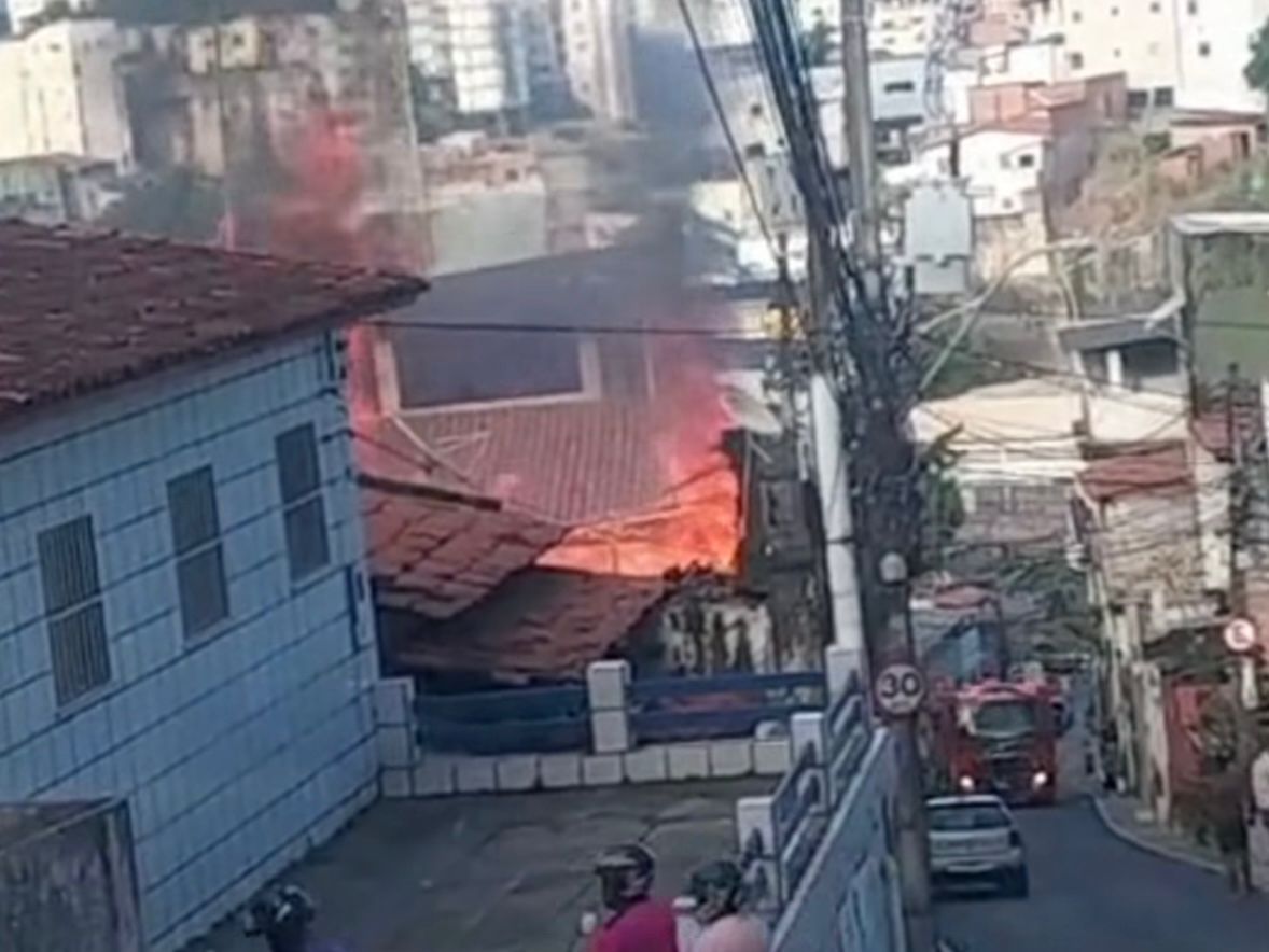 Foto Vídeo: Incêndio atinge antiga marcenaria no Engenho Velho de Brotas