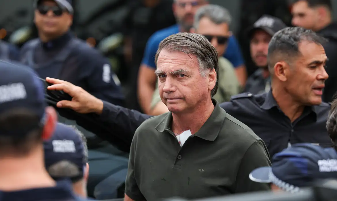 Foto Bolsonaro alega paranoia, mas juíza mantém prisão após audiência 