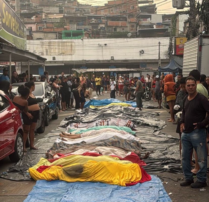 Foto Após megaoperação, moradores da Penha amanhecem diante de fila de corpos