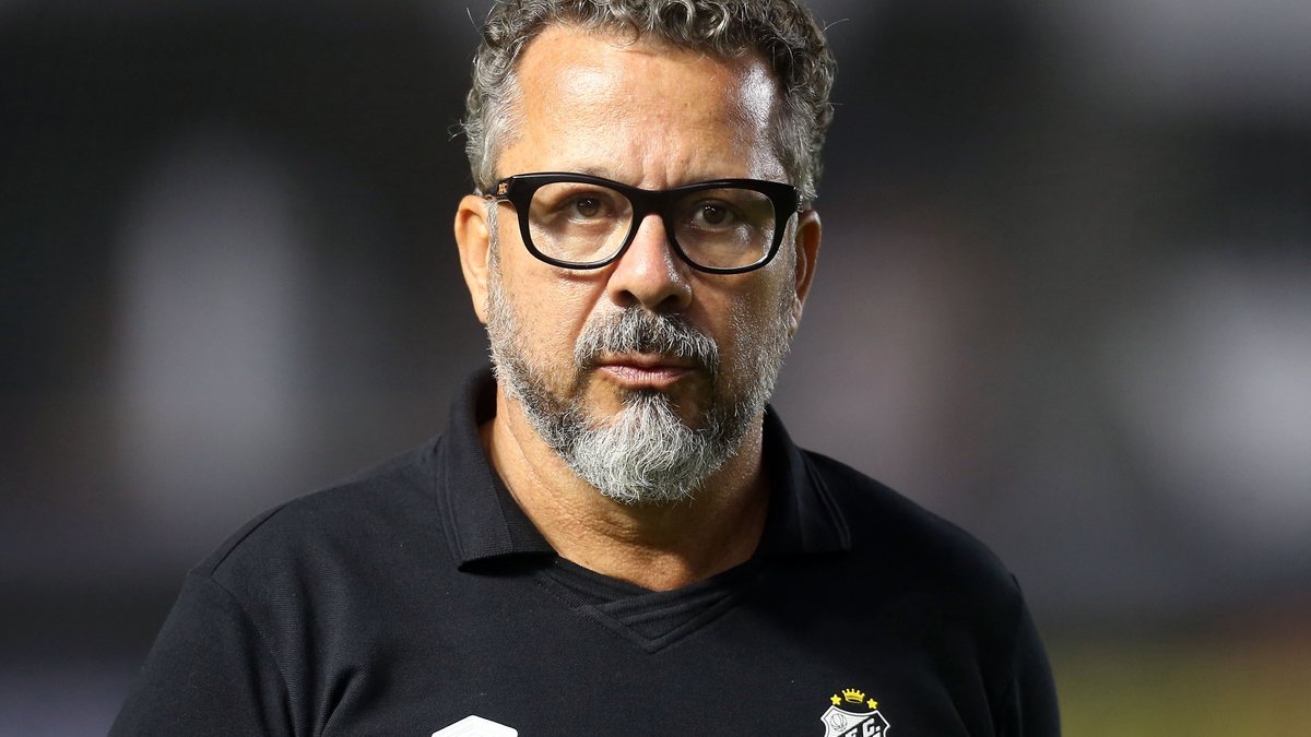 Técnico Cléber Xavier, no comando do Santos