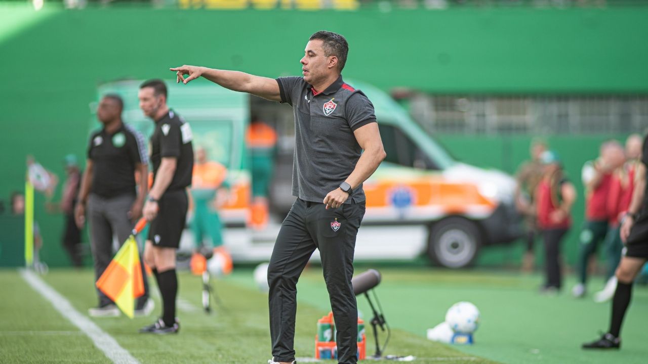 Jair Ventura valoriza empate do Vitória com um a menos: “Ponto importante”